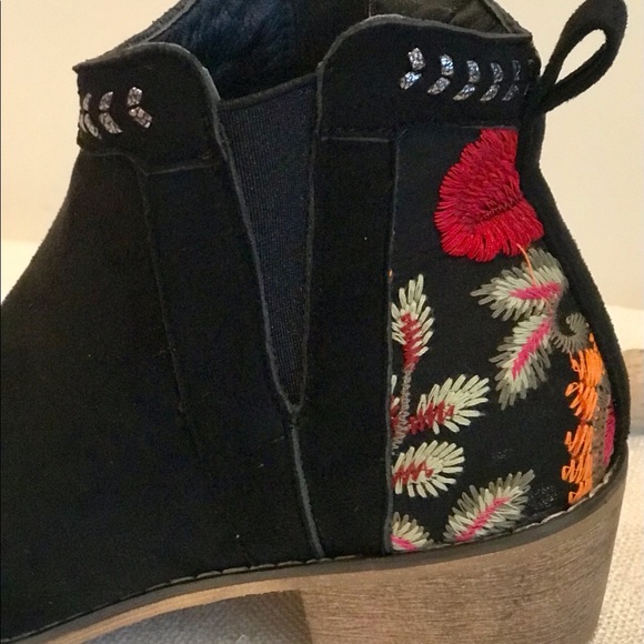 ✴️LAST ONE✴️ SIZE 7- WOMEN’S EMBROIDERED BOOTIES IN BLACK - Picture 6 of 9